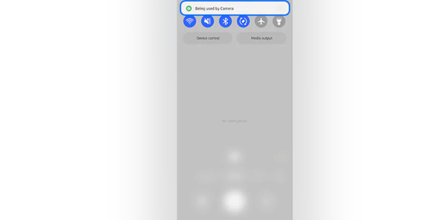 Ini menunjukkan aplikasi mana yang menggunakan kamera atau mikrofon Android Anda.