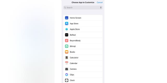 لقطة شاشة iPhone توضح كيفية اختيار التطبيقات.
