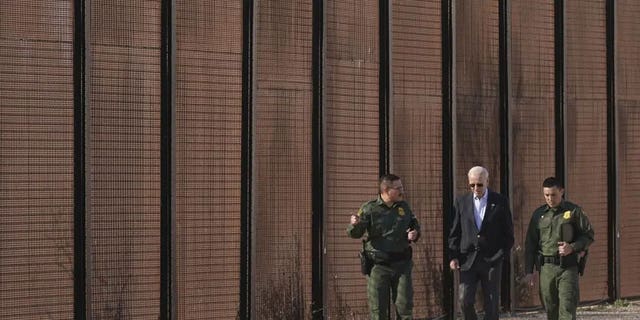 الرئيس جو بايدن يسير مع عملاء حرس الحدود الأمريكي على طول امتداد الحدود الأمريكية المكسيكية في إل باسو تكساس ، الأحد 8 يناير 2023. 