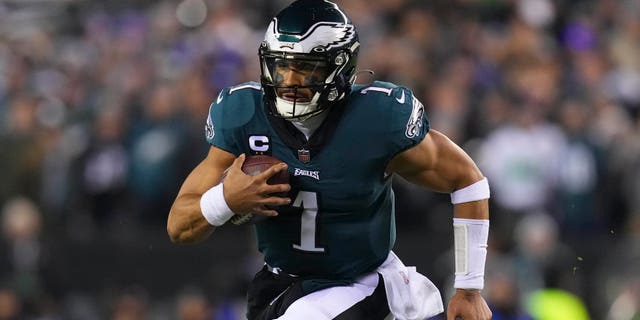 Jalen Hurts de los Philadelphia Eagles corre el balón contra los New York Giants durante un partido de playoff divisional de la NFC en el Lincoln Financial Field el 21 de enero de 2023 en Filadelfia.