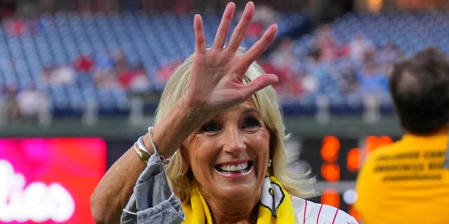 La primera dama Jill Biden saluda a la multitud antes del partido entre los Nacionales de Washington y los Filis en el Citizens Bank Park el 9 de septiembre de 2022 en Filadelfia.