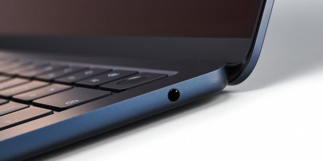Detail komputer laptop Apple MacBook Air M2 (2022), diambil pada 3 Agustus 2022. 