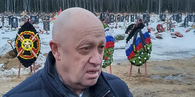 O presidente do Grupo Wagner, Yevgeny Prigozhin, assiste ao funeral de Dmitry Menshikov, um lutador do Grupo Wagner que morreu durante uma operação especial na Ucrânia, no Cemitério Belostrovskoye fora de São Petersburgo, Rússia, no sábado, 24 de dezembro de 2022. 