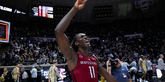 El centro de Rutgers, Clifford Omoruyi, #11, celebra después de un partido de baloncesto universitario de la NCAA contra Purdue en West Lafayette, Indiana, el lunes 2 de enero de 2023. Rutgers derrotó a Purdue 65-64. 