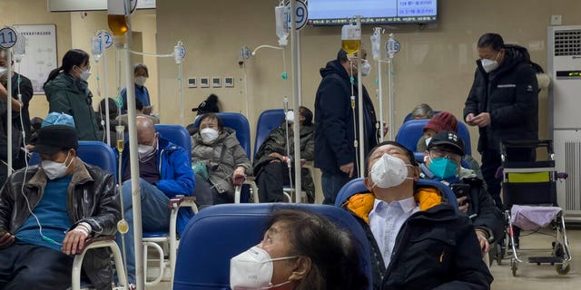 Patienten erhalten am 5. Januar 2023 in der Notaufnahme eines Krankenhauses in Peking eine intravenöse Injektion.