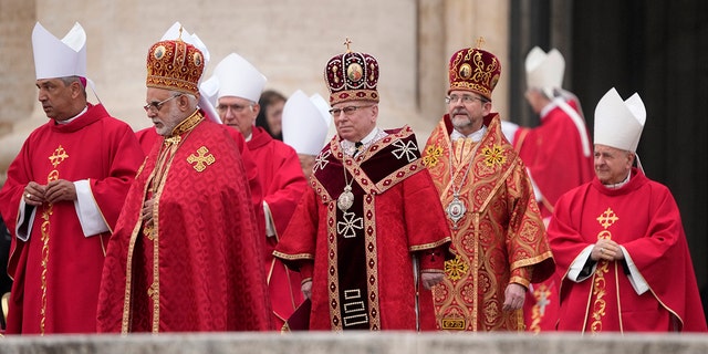 Para Kardinal tiba dalam prosesi menjelang misa pemakaman mendiang Paus Emeritus Benediktus XVI di Lapangan Santo Petrus di Vatikan, Kamis, 5 Januari 2023. menghabiskan hampir seluruh dekade dalam masa pensiun. 