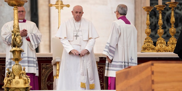 Paus Fransiskus berdiri di samping peti jenazah mendiang Paus Emeritus Benediktus XVI di Lapangan Santo Petrus dalam misa pemakaman di Vatikan, Kamis, 5 Januari 2023. 