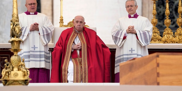 fisk og skaldyr Intermediate fryser Pope Benedict XVI's funeral: Pope Francis remembers the dead pontiff's life, legacy and courage | Fox News fisk og skaldyr Intermediate fryser Pope Benedict XVI's funeral: Pope Francis remembers the dead pontiff's life, legacy and courage | Fox News