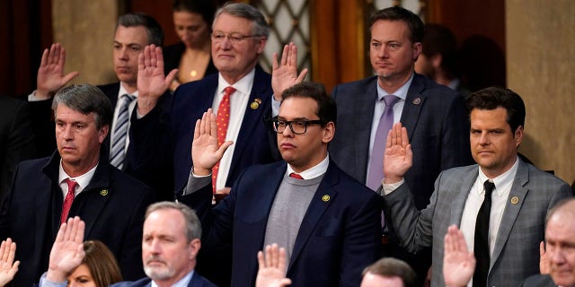 El representante George Santos, RN.Y., y el representante Matt Gaetz, republicano por Florida, son juramentados por el presidente de la Cámara de Representantes, Kevin McCarthy, de California, como miembros del 118.º Congreso en Washington el sábado 7 de enero.  , 2023. 