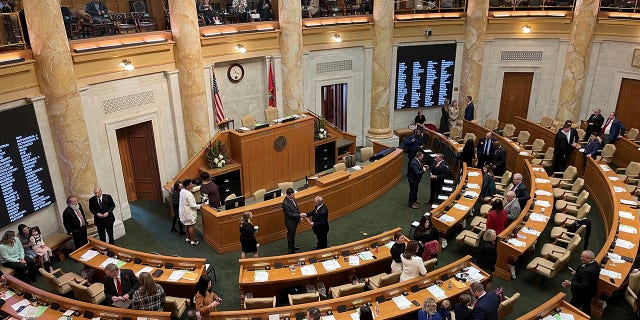 La Cámara de Representantes de Arkansas aprobó un proyecto de ley que facilita garantizar que los médicos proporcionen medicamentos y procedimientos modificadores de hormonas a los menores.
