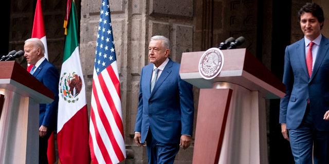 Prezident Joe Biden, mexický prezident Andres Manuel López Obrador a kanadský premiér Justin Trudeau na 10. summitu severoamerických lídrů v Národním paláci v Mexico City v úterý 10. ledna 2023. 