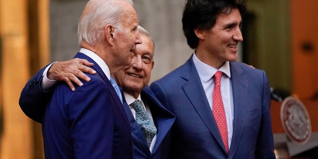 Prezident Joe Biden, mexický prezident Andres Manuel López Obrador a kanadský premiér Justin Trudeau se objímají během tiskové konference na 10. summitu severoamerických lídrů v Národním paláci v Mexico City, úterý 10. ledna 2023. 