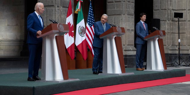 O presidente Joe Biden e o primeiro-ministro do Canadá, Justin Trudeau, ouvem o discurso do presidente mexicano, Andres Manuel Lopez Obrador, durante uma coletiva de imprensa conjunta na Cúpula de Líderes da América do Norte, terça-feira, 1º de janeiro de 2018. 10 de dezembro de 2023, na Cidade do México.