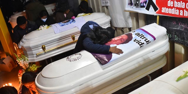 Uma mulher chora sobre um caixão contendo os restos mortais de seu namorado, Antonio Samillan, que morreu durante os distúrbios em Juliaca, Peru, terça-feira, 10 de janeiro de 2023. 