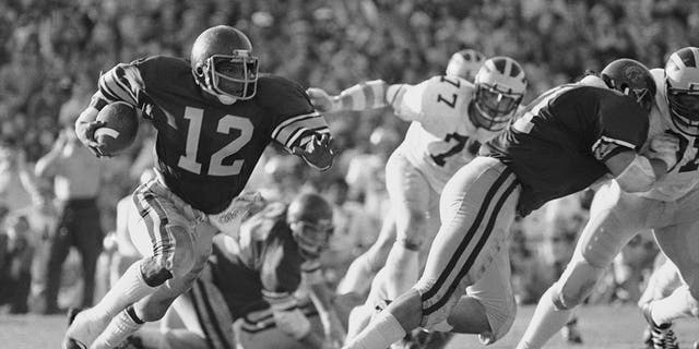 El corredor del sur de California, Charles White, lleva contra Michigan en el partido de fútbol americano universitario NCAA Rose Bowl en Pasadena, California, el 1 de enero de 1979.