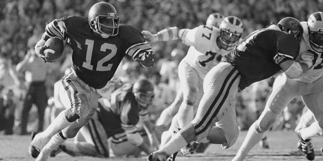 El corredor del sur de California, Charles White, lleva contra Michigan en el partido de fútbol americano universitario NCAA Rose Bowl en Pasadena, California, el 1 de enero de 1979.