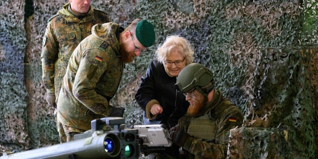Forer Duitse minister van Defensie Christine Lambrecht praat met soldaten tijdens een presentatie in de 'Erzgebirgskaserne'-kazerne in Marienberg, Oost-Duitsland, donderdag 12 januari 2023.
