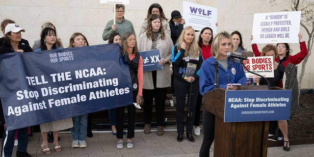 L'ancien nageur de l'Université du Kentucky Riley Gaines, à droite, prend la parole lors d'un rassemblement le jeudi 12 janvier 2023, en dehors de la convention NCAA à San Antonio. 