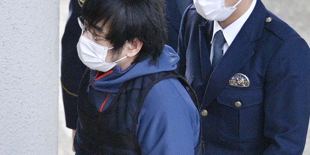 Tetsuya Yamagami, tersangka pembunuh mantan Perdana Menteri Jepang Shinzo Abe, memasuki kantor polisi di Nara, Jepang barat, pada 10 Januari 2023.