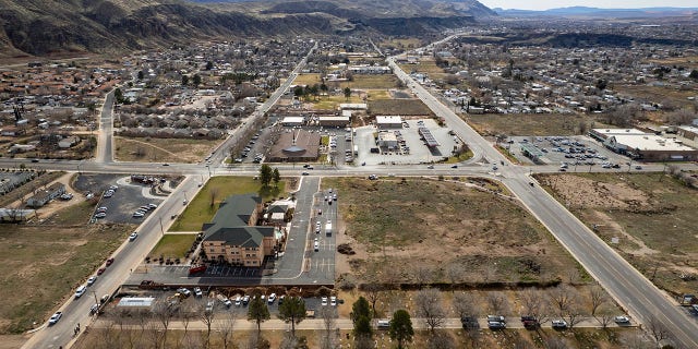 Dalam gambar yang diambil dengan drone ini, upacara kuburan untuk pemakaman Earl-Haight diadakan di Pemakaman di La Verkin pada hari Jumat, 13 Januari 2023, di La Verkin, Utah. Tausha Haight, ibunya, Gail Earl, dan kelima anaknya ditembak dan dibunuh oleh suaminya pada 4 Januari.