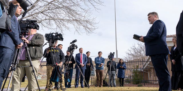 Anggota keluarga Brett Earl memberikan pernyataan kepada media setelah upacara pemakaman keluarga Haight dan Earl di La Verkin, Utah, pada Jumat, 13 Januari 2023, di La Verkin, Utah. Tausha Haight, ibunya, Gail Earl, dan kelima anaknya ditembak dan dibunuh oleh suaminya pada 4 Januari.