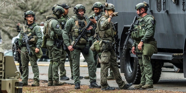 Los miembros del SWAT de DeKalb, Ga., y Atlanta salen del puesto de mando de Gresham Park en Atlanta el miércoles 18 de enero de 2023. 