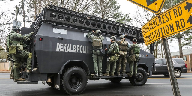 Los miembros del SWAT de DeKalb, Ga., y Atlanta salen del puesto de mando de Gresham Park en Atlanta el miércoles 18 de enero de 2023. 