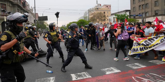 Peru police protest clash