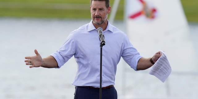 Perwakilan AS Greg Steube, R-Fla., berbicara selama acara kampanye di Sarasota, Florida. Anggota kongres Florida itu terluka dalam kecelakaan di rumahnya pada 18 Januari 2023.