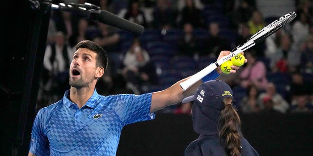 Novak Djokovic dari Serbia berdebat dengan wasit kursi saat pertandingan putaran kedua melawan Enzo Couacaud dari Prancis di kejuaraan tenis Australia Terbuka di Melbourne, Australia, Kamis, 19 Januari 2023. 