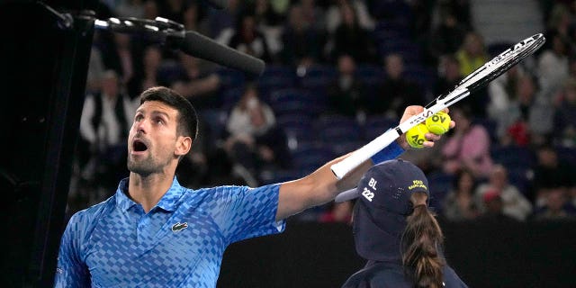 Novak Djokovic discute con el juez de silla por un disruptor durante el Abierto de Australia en Melbourne, el jueves 19 de enero de 2023.