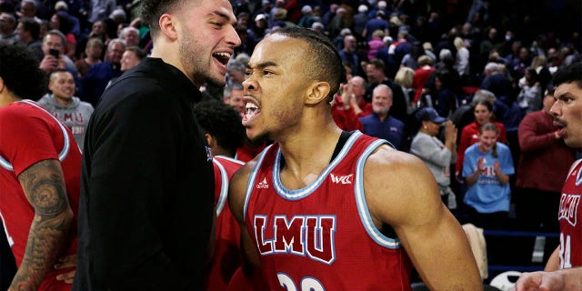 El guardia de Loyola Marymount, Cam Shelton, celebra la victoria del equipo 68-67 sobre Gonzaga, el jueves 19 de enero de 2023, en Spokane, Washington.