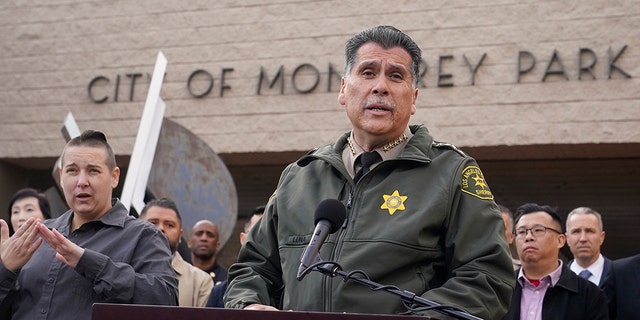 Sheriff Los Angeles County Robert Luna, di podium, memberi pengarahan kepada media di luar Civic Center di Monterey Park, California, Minggu, 22 Januari 2023. 