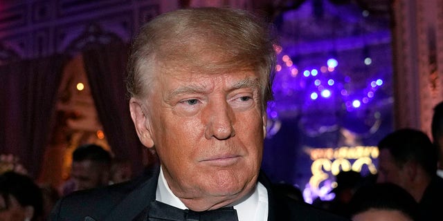 Voormalig president Donald Trump arriveert voor een oudejaarsfeest in Mar-a-Lago, in Palm Beach, Fla., 31 december 2022. 