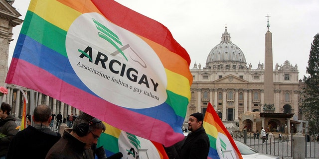 Activisten van de Italiaanse homorechtenorganisatie Arcigay houden spandoeken en vlaggen vast tijdens een demonstratie voor het Vaticaan, dinsdag 13 januari 2009. 