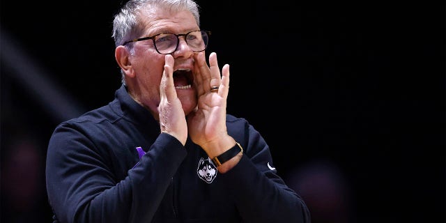 El entrenador en jefe de UConn, Geno Auriemma, grita a sus jugadores durante la segunda mitad de un partido de baloncesto universitario de la NCAA contra Tennessee, el jueves 26 de enero de 2023, en Knoxville, Tennessee.