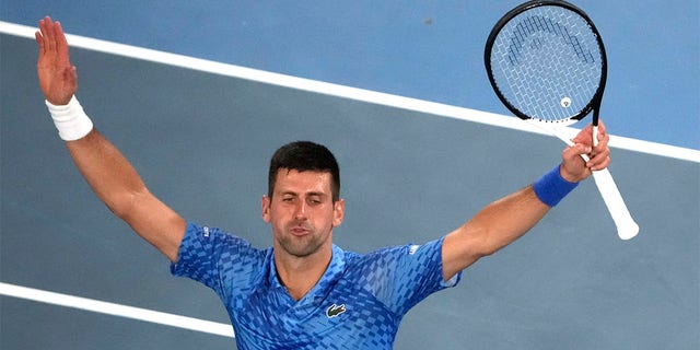 Sırp Novak Djokovic, 27 Ocak 2023 Cuma günü Avustralya'nın Melbourne kentinde düzenlenen Avustralya Açık Tenis Şampiyonası'nın yarı finalinde Amerikalı Tommy Paul'ü mağlup etmesini kutluyor. 