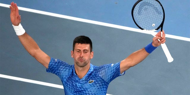 Novak Djokovic de Serbia celebra después de derrotar a Tommy Paul de los Estados Unidos en las semifinales del campeonato de tenis del Abierto de Australia en Melbourne, Australia, el viernes 27 de enero de 2023. 