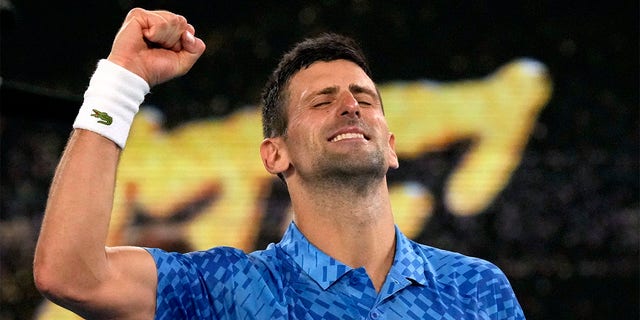 Novak Djokovic de Serbia celebra después de derrotar a Tommy Paul de los Estados Unidos en las semifinales del campeonato de tenis del Abierto de Australia en Melbourne, Australia, el viernes 27 de enero de 2023. 