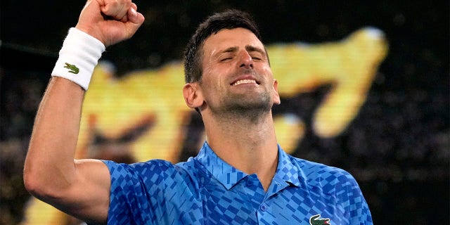 Novak Djokovic de Serbia celebra después de derrotar a Tommy Paul de los Estados Unidos en las semifinales del campeonato de tenis del Abierto de Australia en Melbourne, Australia, el viernes 27 de enero de 2023. 