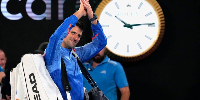 Novak Djokovic de Serbia saluda al salir del Rod Laver Arena después de derrotar a Tommy Paul de los Estados Unidos en las semifinales del campeonato de tenis del Abierto de Australia en Melbourne, Australia, el viernes 27 de enero de 2023. 