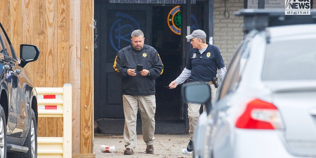 Los investigadores son vistos fuera del bar de Reggie en Baton Rouge, Louisiana, el martes 24 de enero de 2023. Según los informes, el bar es uno de los últimos lugares donde se vio a la estudiante de LSU, Madison Morgan, antes de su muerte el 15 de enero.