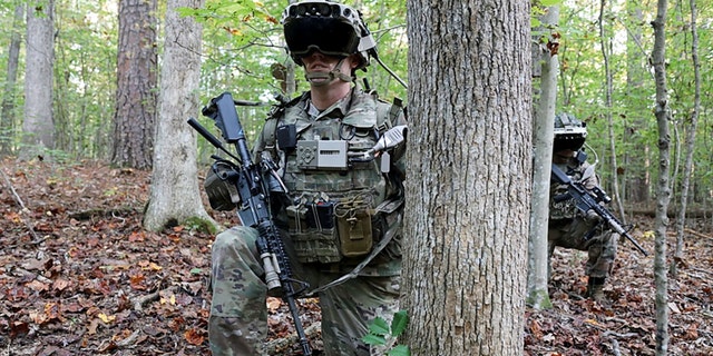 Soldaten dragen een prototype van het Integrated Visual Augmentation System van het Amerikaanse leger tijdens een Soldier Squad Touchpoint 3 Reconnaissance Mission Test-trainingsevenement in Fort Pickett, Virginia, 21 oktober 2020. 