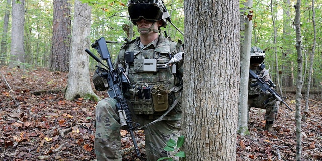 Soldaten dragen een prototype van het Integrated Visual Augmentation System van het Amerikaanse leger tijdens een Soldier Squad Touchpoint 3 Reconnaissance Mission Test-trainingsevenement in Fort Pickett, Virginia, 21 oktober 2020. 