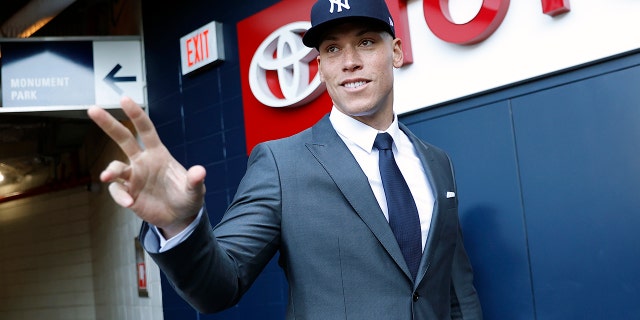 New York Yankees #99 Aaron Judge saluda a los fanáticos después de una conferencia de prensa en el Yankee Stadium el 21 de diciembre de 2022 en Bronx, Nueva York.