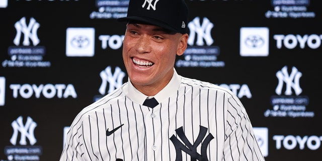 New York Yankees'in 99 numaralı oyuncusu Aaron Judge, 21 Aralık 2022'de The Bronx, New York'ta Yankee Stadyumu'nda düzenlediği basın toplantısında medyaya konuşuyor.