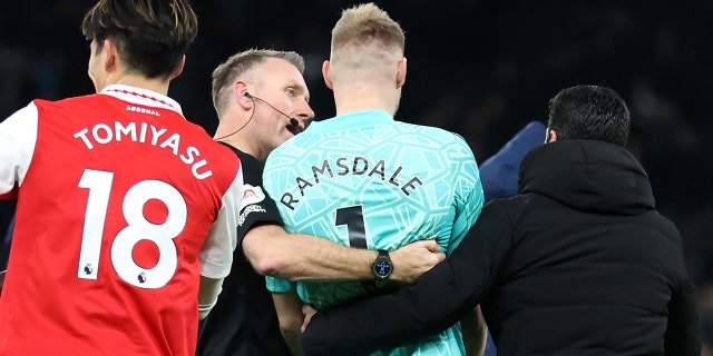 Mikel Arteta loopt met Aaron Ramsdale naar de Arsenal-fans om de overwinning van het team op Tottenham Hotspur op 15 januari 2023 in Londen te vieren.