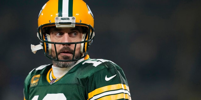 Green Bay Packers #12 Aaron Rodgers se calienta antes de un partido contra los Detroit Lions en Lambeau Field el 8 de enero de 2023 en Green Bay, Wisconsin.