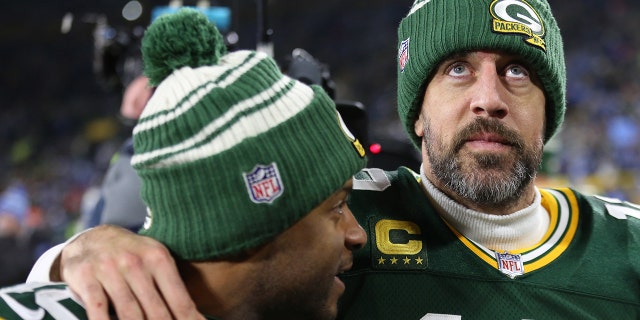 El mariscal de campo de los Green Bay Packers, Aaron Rodgers, No. 12, y el receptor abierto de los Green Bay Packers, Randall Cobb, No. 18, abandonan el campo después de un juego entre los Green Bay Packers y los Detroit Lions en Lambeau Field el 8 de enero de 2023 en Green Bay. Wisconsin.