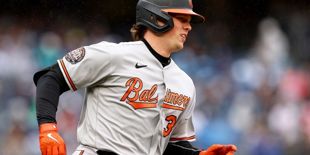 Adley Rutschman de los Orioles de Baltimore conecta un sencillo contra los Yankees de Nueva York el 2 de octubre de 2022 en el Bronx.